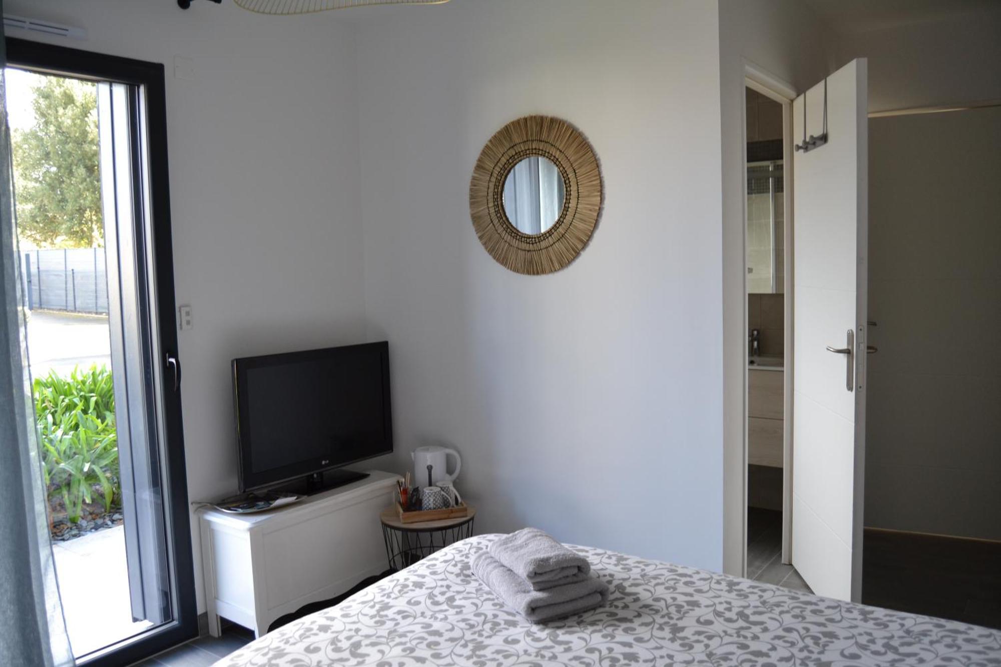 Bed and Breakfast La Petite Bicoque Сен-Сюльяк Экстерьер фото
